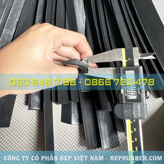 EPDM triangular rubber gasket 30x7