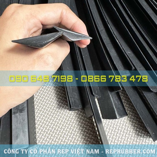 EPDM triangular rubber gasket 30x7