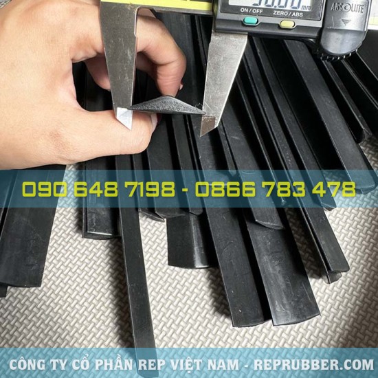 EPDM triangular rubber gasket 30x7