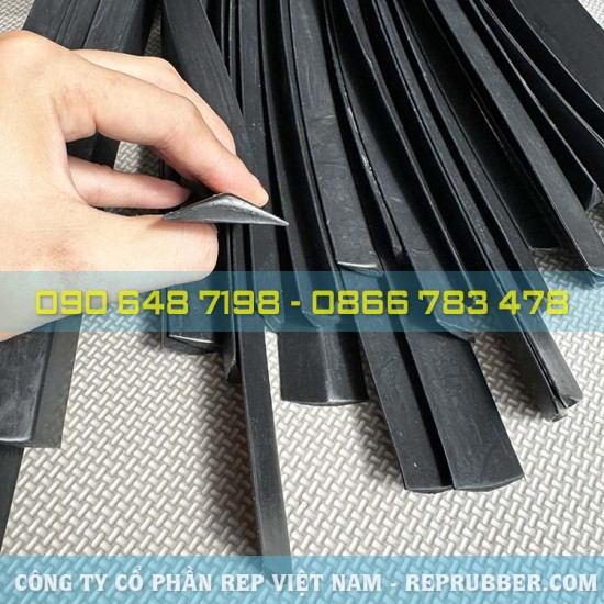 EPDM triangular rubber gasket 30x7