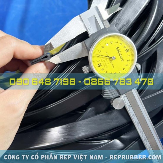 EPDM U-shaped rubber gasket 6x17x1, slot 2.8 mm