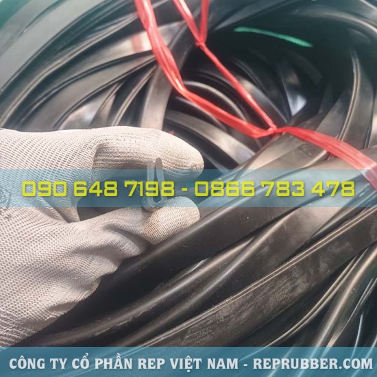 EPDM U-shaped rubber gasket 7x17x2, slot 2 mm