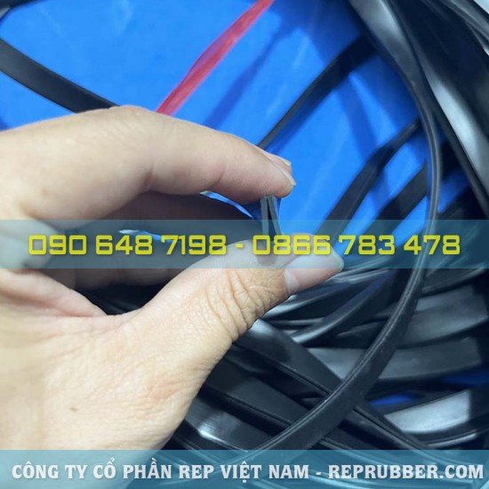 EPDM U-shaped rubber gasket 4x10x1, slot 2 mm