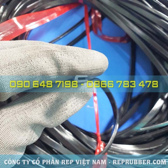 EPDM U-shaped rubber gasket 4x6x1, slot 2 mm