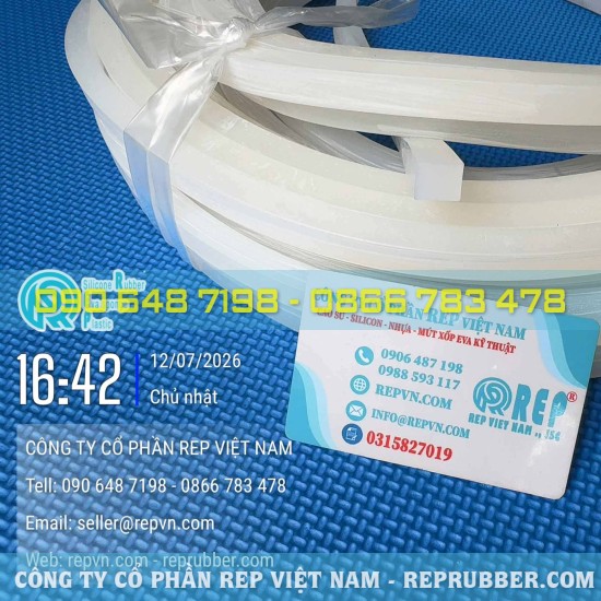 Highly elastic square silicone gasket; compensates for gaps and ensures a stable seal